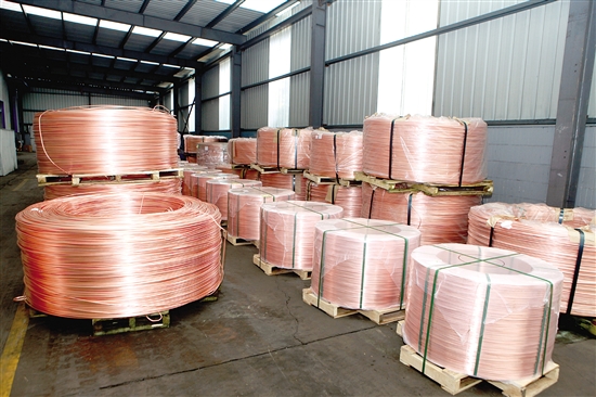 在稀土高新區(qū)希望工業(yè)園區(qū)包頭華鼎銅業(yè)發(fā)展電解車間.